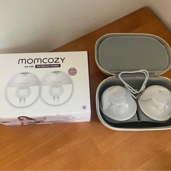 Momcozy M5 hands free Breast Pump Set. Barely used - like new. - Picture 2 of 4